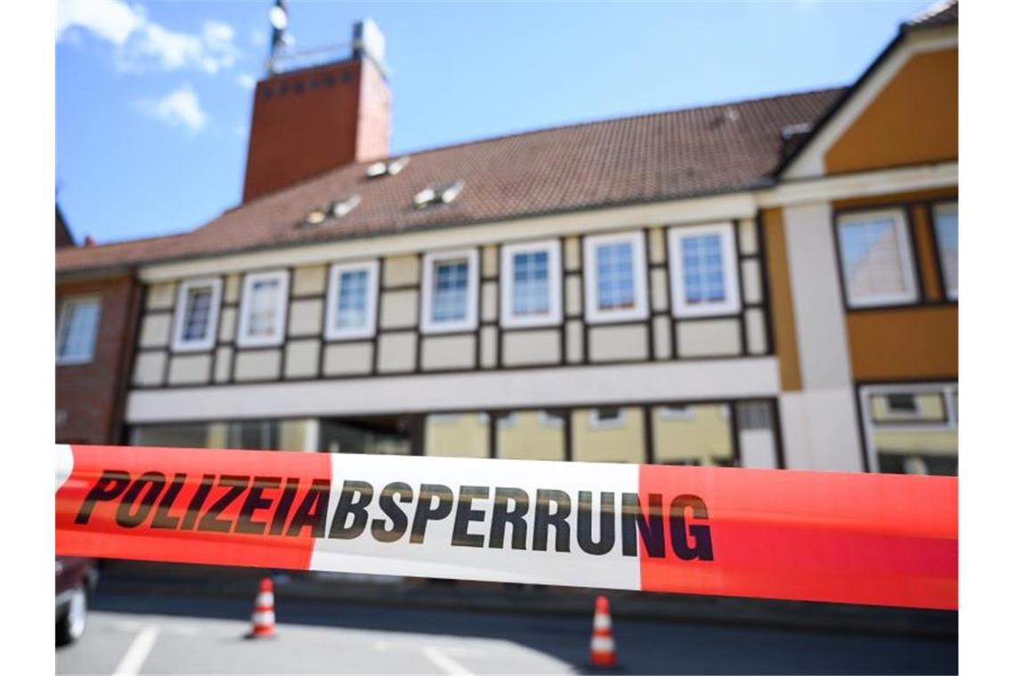 Zwei weitere Leichen im Armbrust-Fall von Passau gefunden Ein Haus ist mit Polizeiabsperrband gesichert. Im Zusammenhang mit dem Passauer Armbrust-Fall haben Ermittler zwei Leichen in Niedersachsen gefunden. Foto: Christophe Gateau