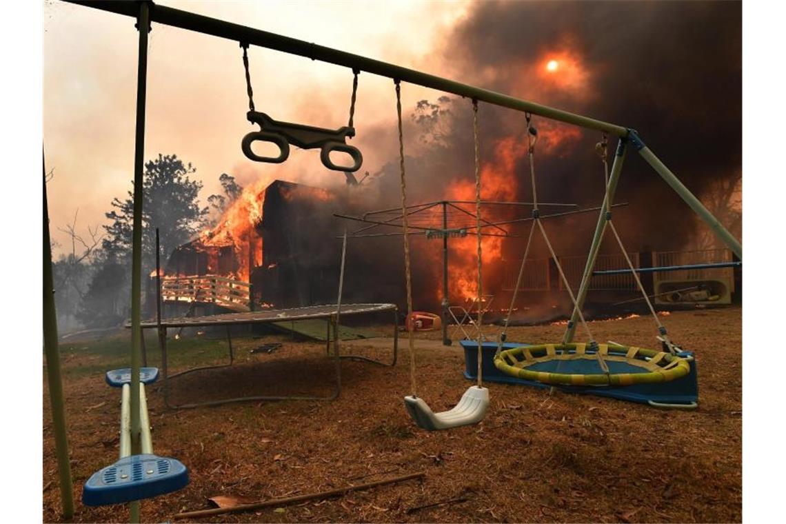 Ein Haus steht südwestlich von Sydney in Flammen. Aufgrund der verheerenden Buschbrände wurde im Bundesstaat New South Wales der Notstand ausgerufen. Foto: Dean Lewins/AAP/dpa