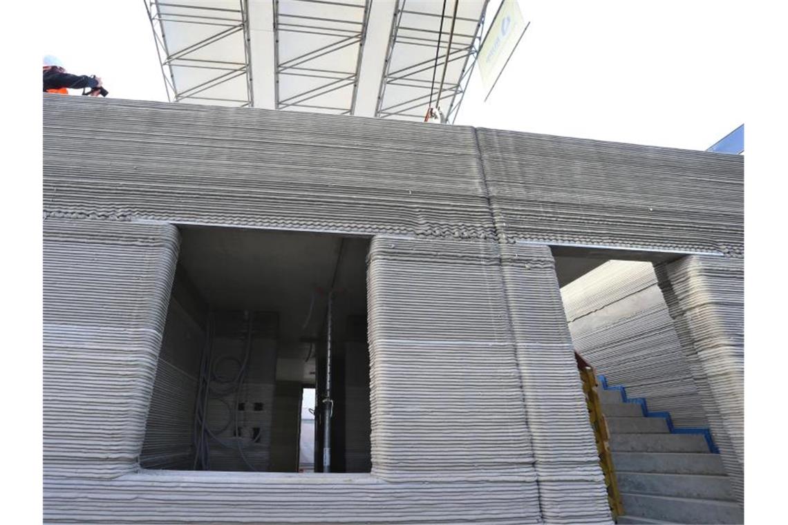 Ein Haus wird durch einen 3D-Betondrucker gebaut. Foto: Karl-Josef Hildenbrand/dpa