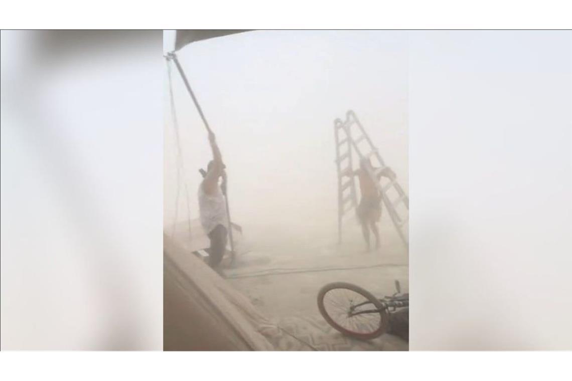 Ein heftiger Sandsturm hat kurz vor Beginn des Burning Man Festivals für Chaos gesorgt.