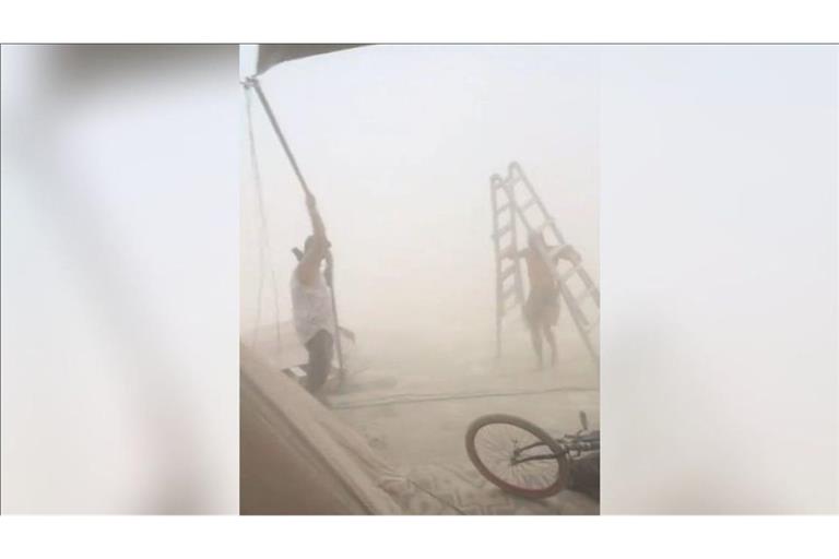 Ein heftiger Sandsturm hat kurz vor Beginn des Burning Man Festivals für Chaos gesorgt.