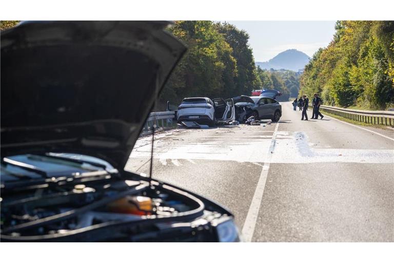 Ein heftiger Unfall hat sich auf der B 464 auf Höhe Reutlingen-Altenburg am Montagmorgen ereignet.