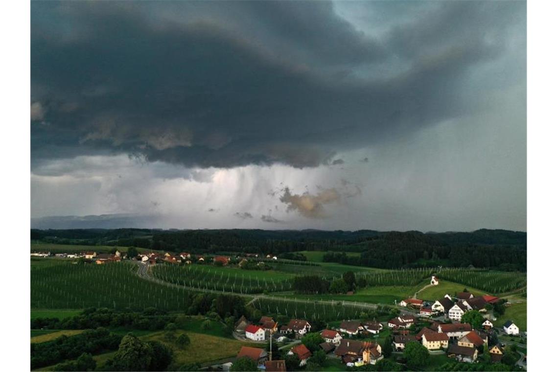 Ein heftiges Gewitter zieht von den Alpen Richtung Allgäu. Foto: Felix Kästle/dpa