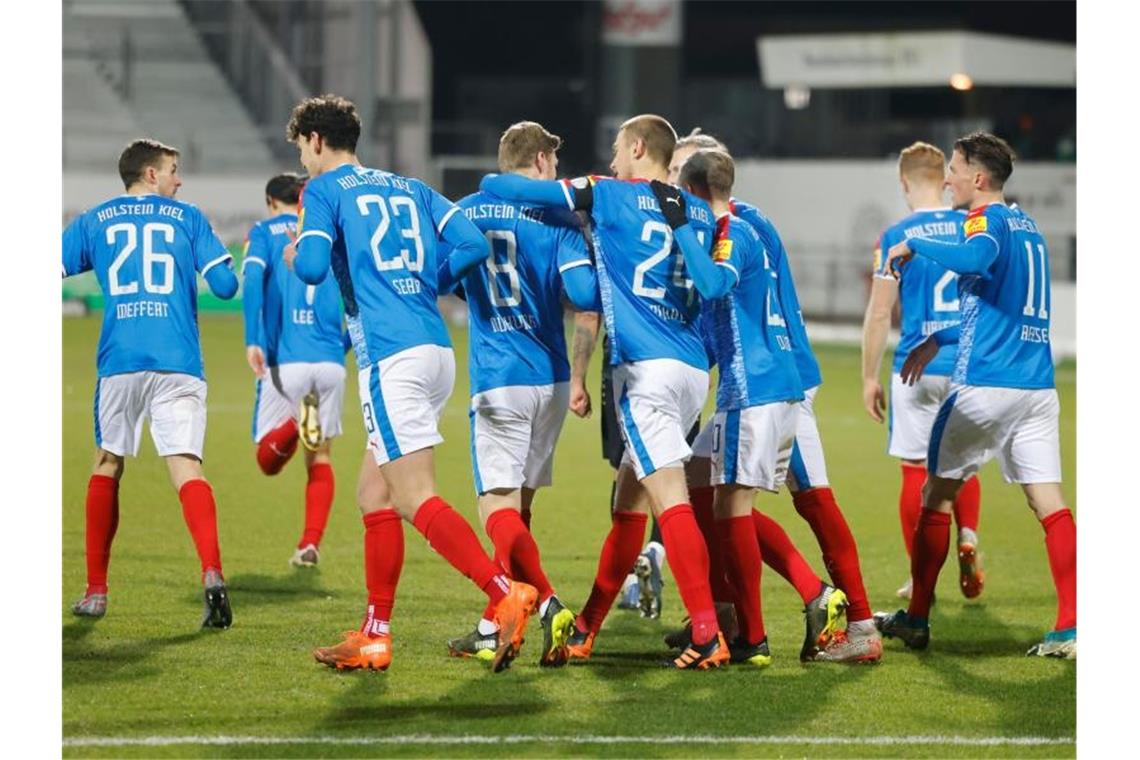 Spannendes Aufstiegsrennen: Bochum schließt zum HSV auf Ein heißer Kandidat für den Aufstieg in die Bundesliga: Das Team von Holstein Kiel. Foto: Frank Molter/dpa
