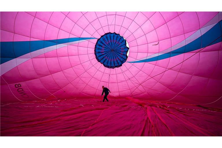 Ein Heißluftballonpilot prüft die Innenverankerung der Ballonhülle. Die jährliche Bristol Balloon Fiesta ist für den 7. bis 9. August geplant.