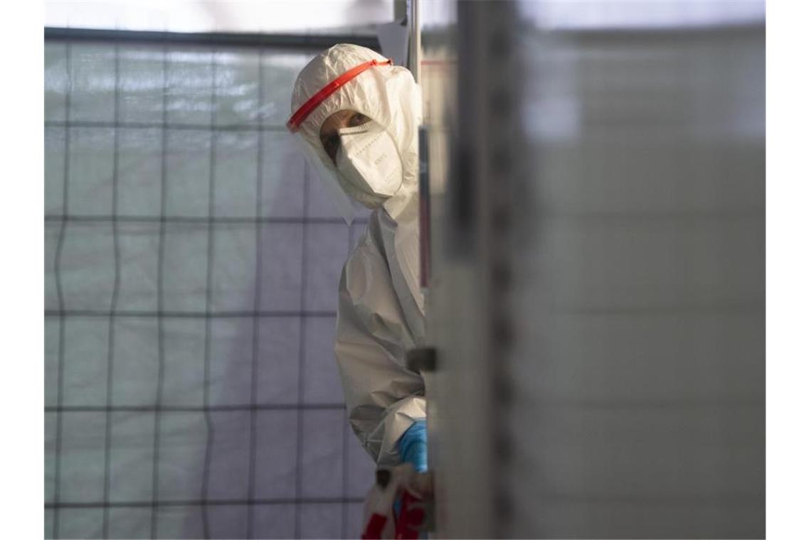 Luftfahrtpräsident fordert Schnelltests für Flugreisende Ein Helfer der Johanniter wartet in einem Corona-Testzentrum an einem Flughafen auf den nächsten Patienten. Foto: Julian Stratenschulte/dpa