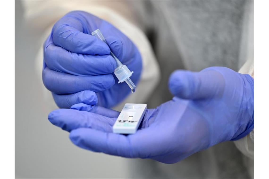 Nachfrage nach Corona-Schnelltests deutlich zurückgegangen Ein Helfer verarbeitet eine Probe für einen Corona-Schnelltest. Foto: Martin Schutt/dpa-Zentralbild/dpa/Symbolbild