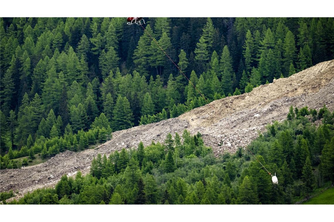 Gletschersturz begräbt Dorf im Wallis - eine Person vermisst Ein Helikopter der Air Zermatt fliegt über einer Alp.