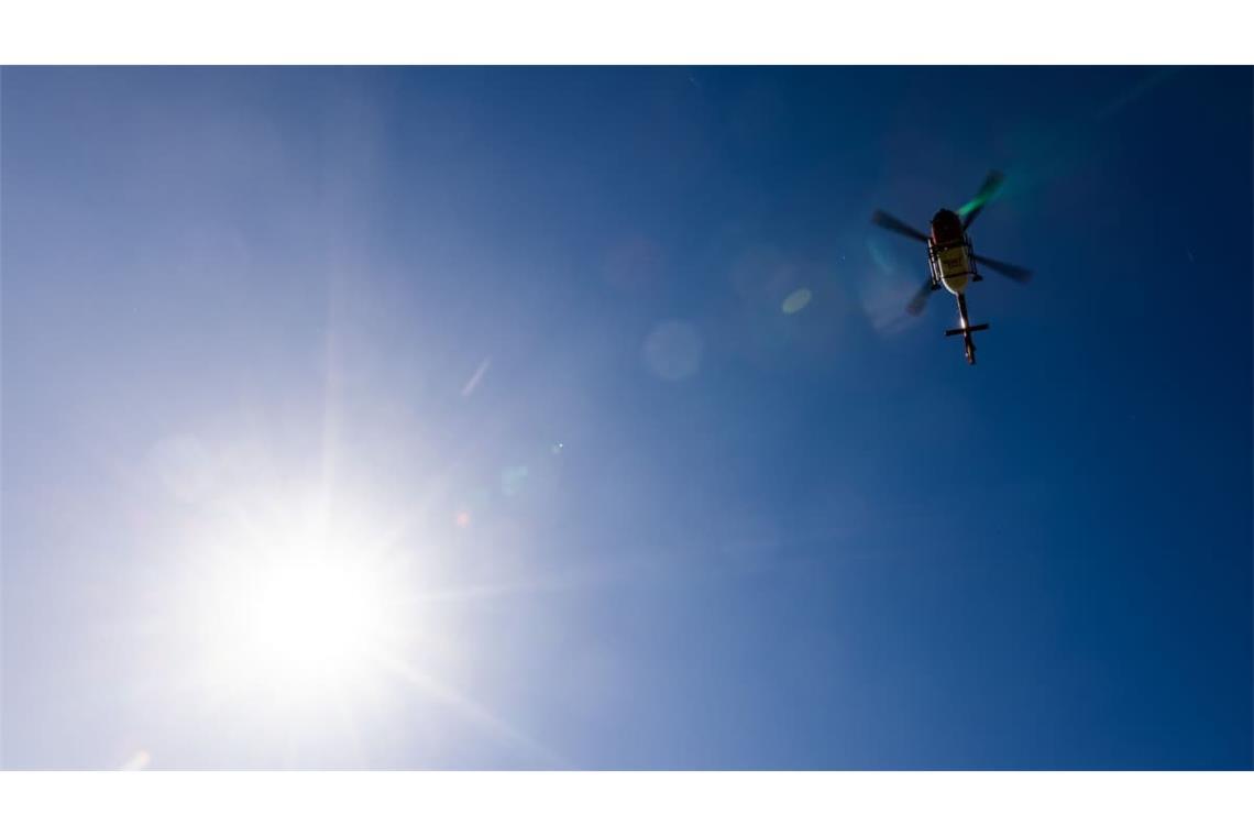 Ein Helikopter der DRF Luftrettung schwebt am Himmel.