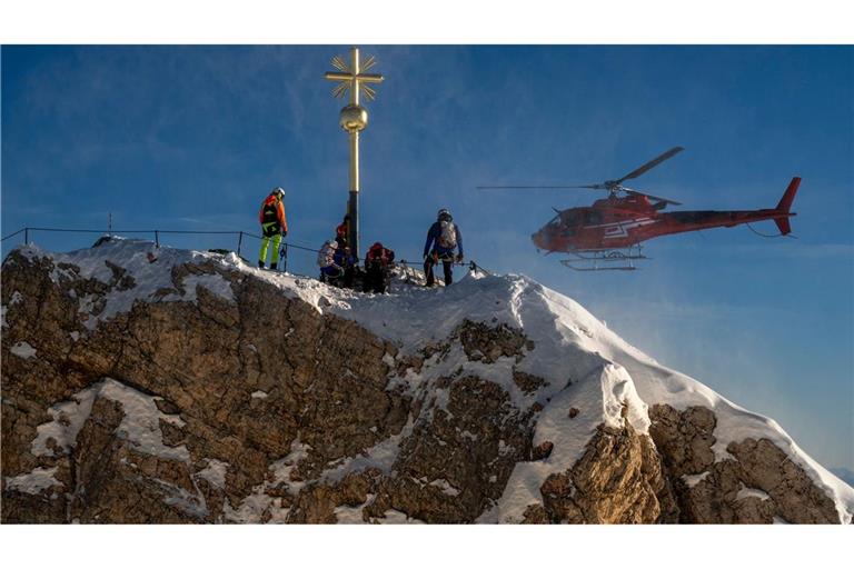 Ein Helikopter hat das frische vergoldete Kreuz zurückgebracht.