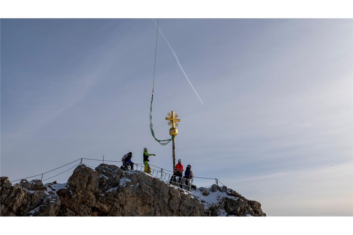 Ein Helikopter holt das Kreuz zur Restaurierung ab. (Archivbild)