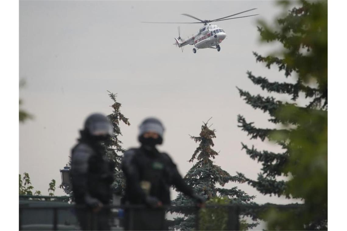 Angespannte Lage in Belarus: Lukaschenko greift zur Waffe Ein Helikopter, in dem mutmaßlich Alexander Lukaschenko sitzt, landet nahe der Präsidenten-Residenz. Foto: Dmitri Lovetsky/AP/dpa