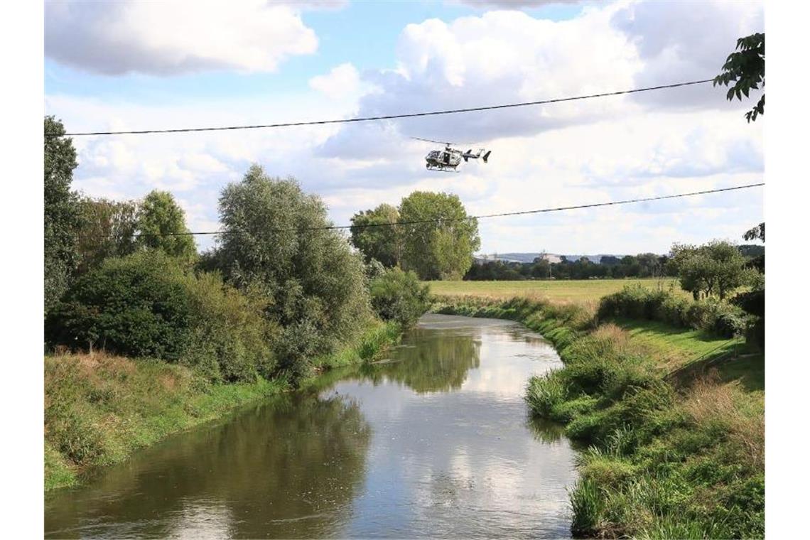 Ein Helikopter überfliegt die Unstrut. Feuerwehrleute suchen seit Sonntagmittag, 06.09.2020 am Flussufer der Unstrut bei Schönewerda (Kyffhäuserkreis) nach einem Krokodil, das eine Pferdebesitzerin gesichtet haben will. Der Landkreis sprach eine öffentliche Warnung aus. Foto: WichmannTV/dpa-Zentralbild/dpa