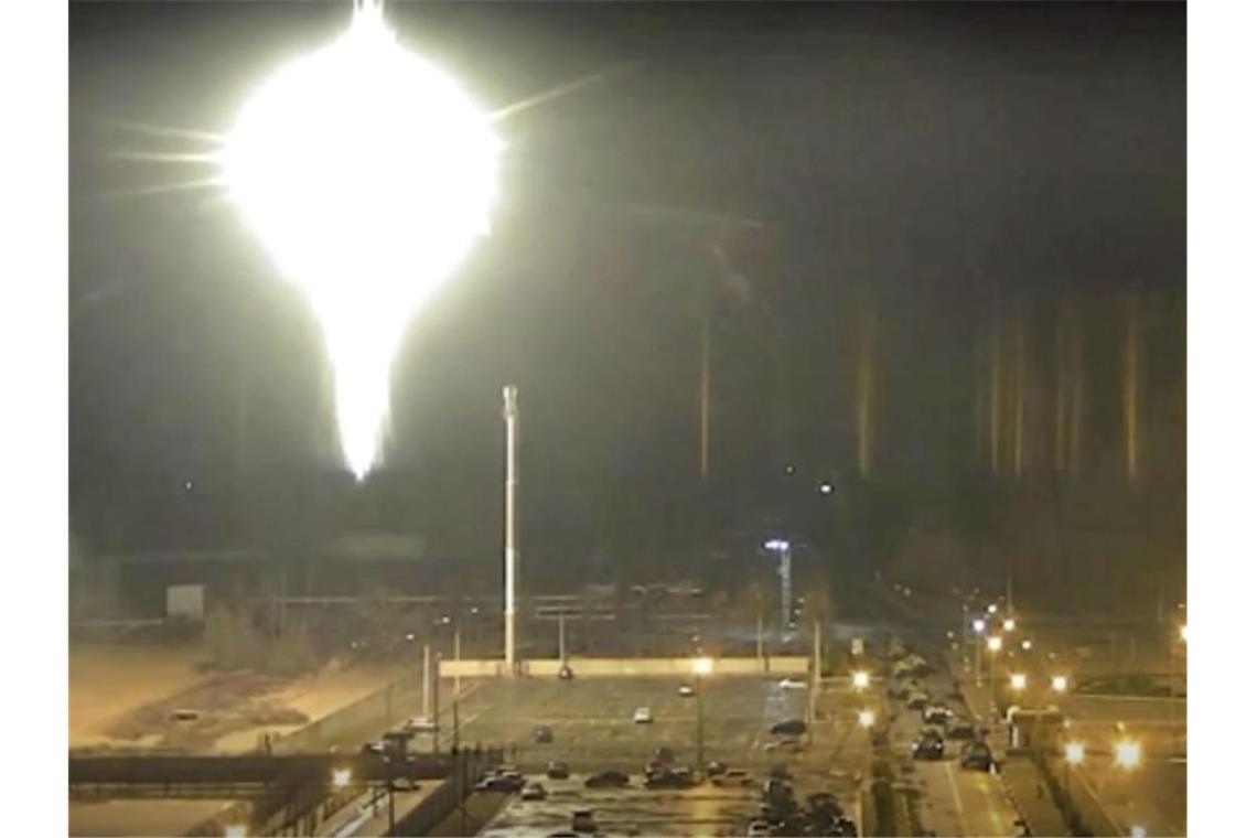 Nach AKW-Beschuss: Muss Deutschland Vorkehrungen treffen? Ein helles, aufflackerndes Objekt landet auf dem Gelände des Kernkraftwerk Saporischschja in Enerhodar. Ein Brand auf Europas größtem Kernkraftwerk ist inzwischen gelöscht. Foto: Uncredited/Kernkraftwerk Saporischschja via AP/dpa
