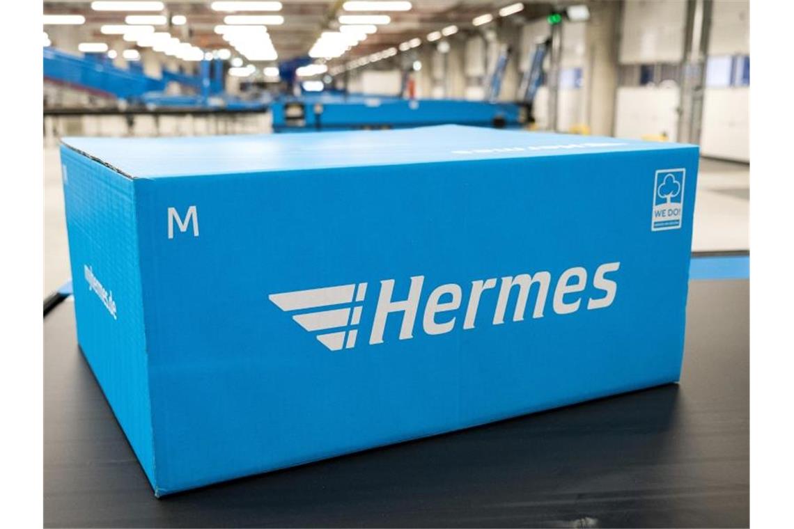 Ein Hermes-Paket. Foto: Daniel Bockwoldt/dpa