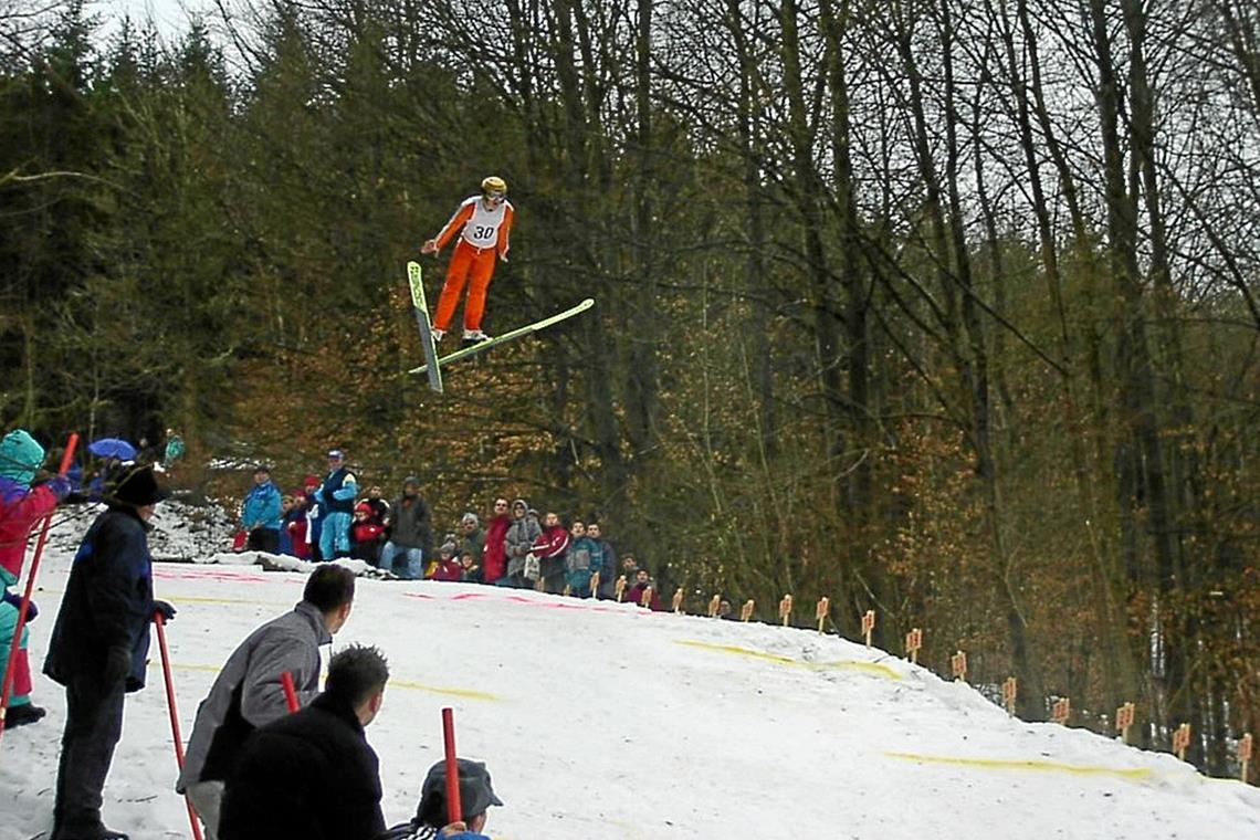 Ein Highlight war in Spiegelberg das Skispringen auf der Lautertalschanze im Jahr 2002 mit weit über 2000 Zuschauern. Seit September 2017 spielen die Fußballer des SVS auf einem Kunstrasenplatz. Fotos: SV Spiegelberg/B. Strohmaier/T. Sellmaier