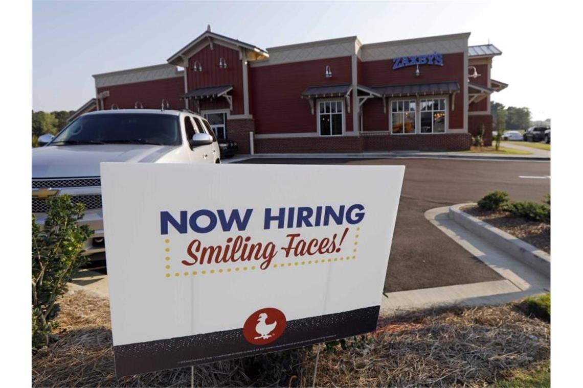 Ein „Hilfe gesucht“-Schild steht an einem Restaurant in Madison, Mississippi. In den USA ist die Arbeitslosigkeit im September deutlich gefallen. Foto: Rogelio V. Solis/AP/dpa