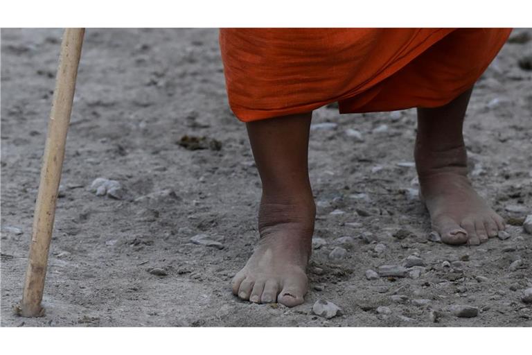 Ein hinduistischer Gläubiger geht barfuß während der Pilgerreise vom Baltal Base Camp zum heiligen Höhlenschrein im indischen Unionsterritorium Jammu und Kaschmir.