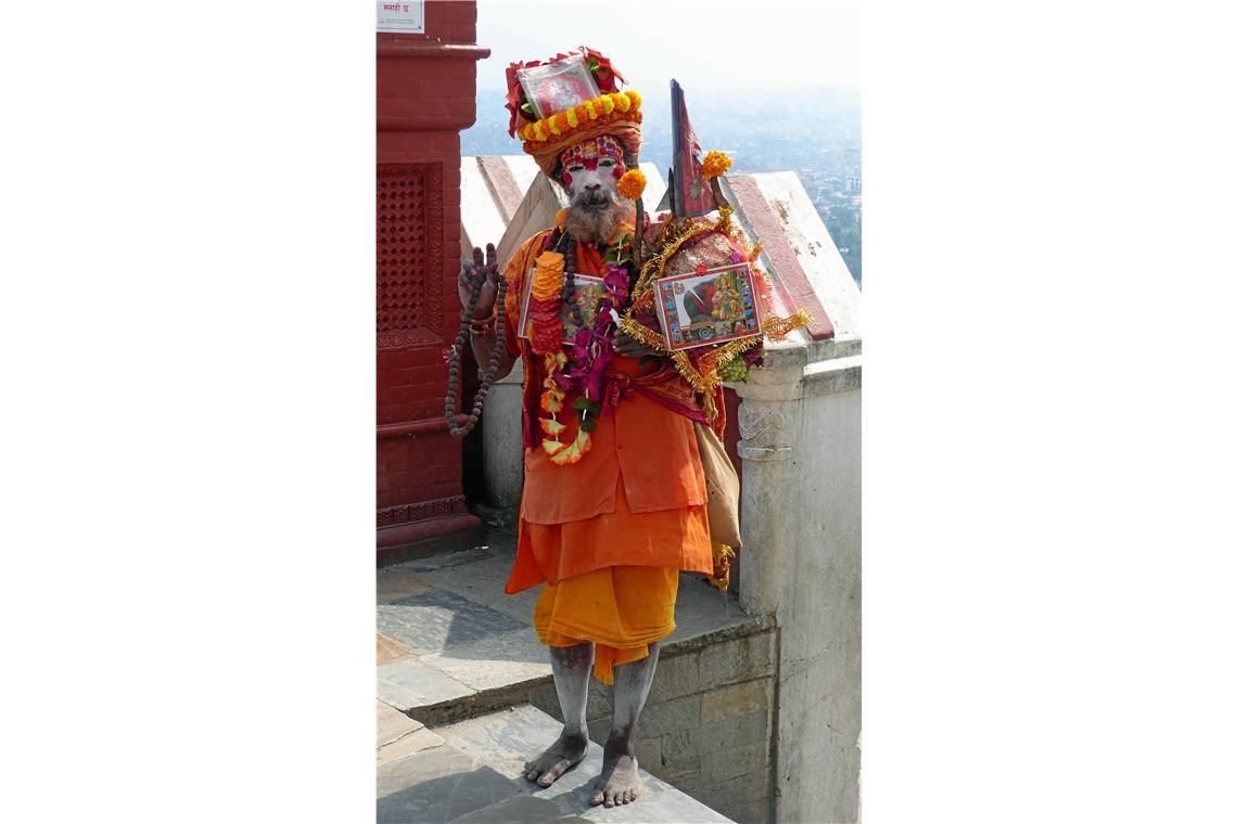 Backnangerin ist mit 66 auf Trekkingtour im Himalaja Ein hinduistischer Mönch am Affentempel in der Hauptstadt Kathmandu.