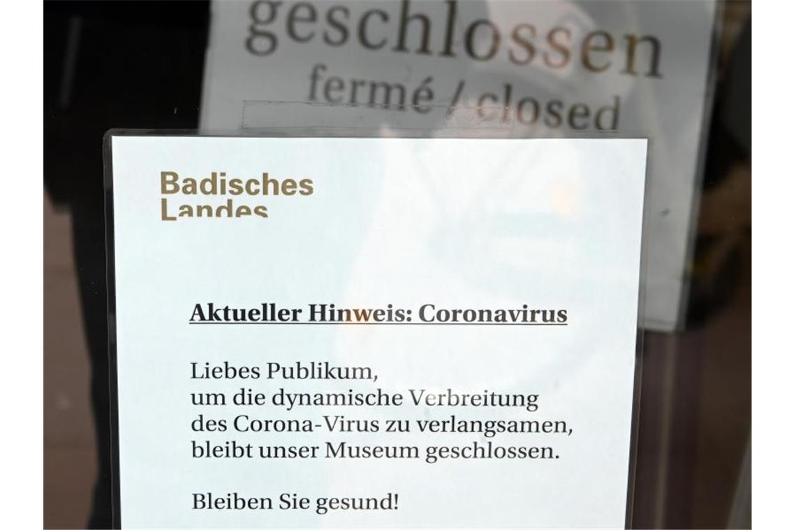 Ein Hinweis am Eingang zum Badischen Landesmuseum in Karlsruhe. Foto: Uli Deck/dpa