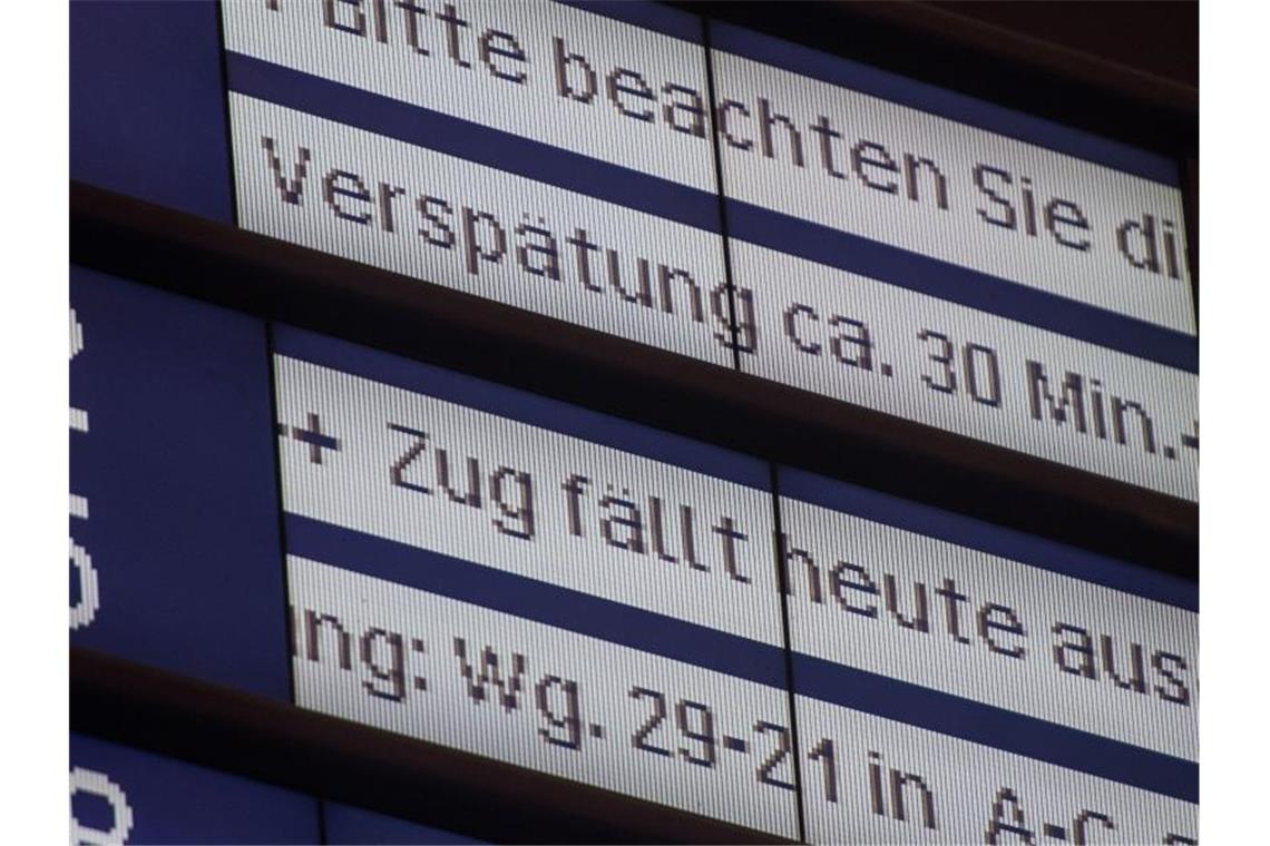 Ein Hinweis auf einen ausfallenden Zug steht am Hauptbahnhof auf einer Informationstafel der Bahn. Foto: Lino Mirgeler/dpa