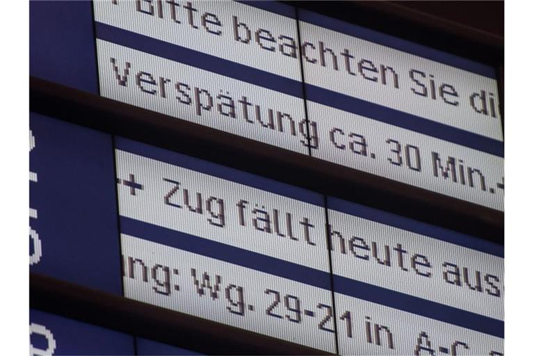 Ein Hinweis auf einen ausfallenden Zug steht am Hauptbahnhof auf einer Informationstafel der Bahn. Foto: Lino Mirgeler/dpa