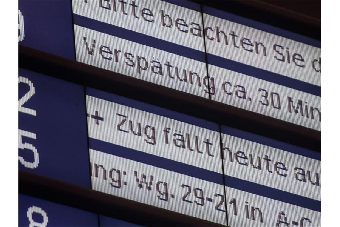 Ein Hinweis auf einen ausfallenden Zug steht am Hauptbahnhof auf einer Informationstafel der Bahn. Foto: Lino Mirgeler/dpa/Archivbild