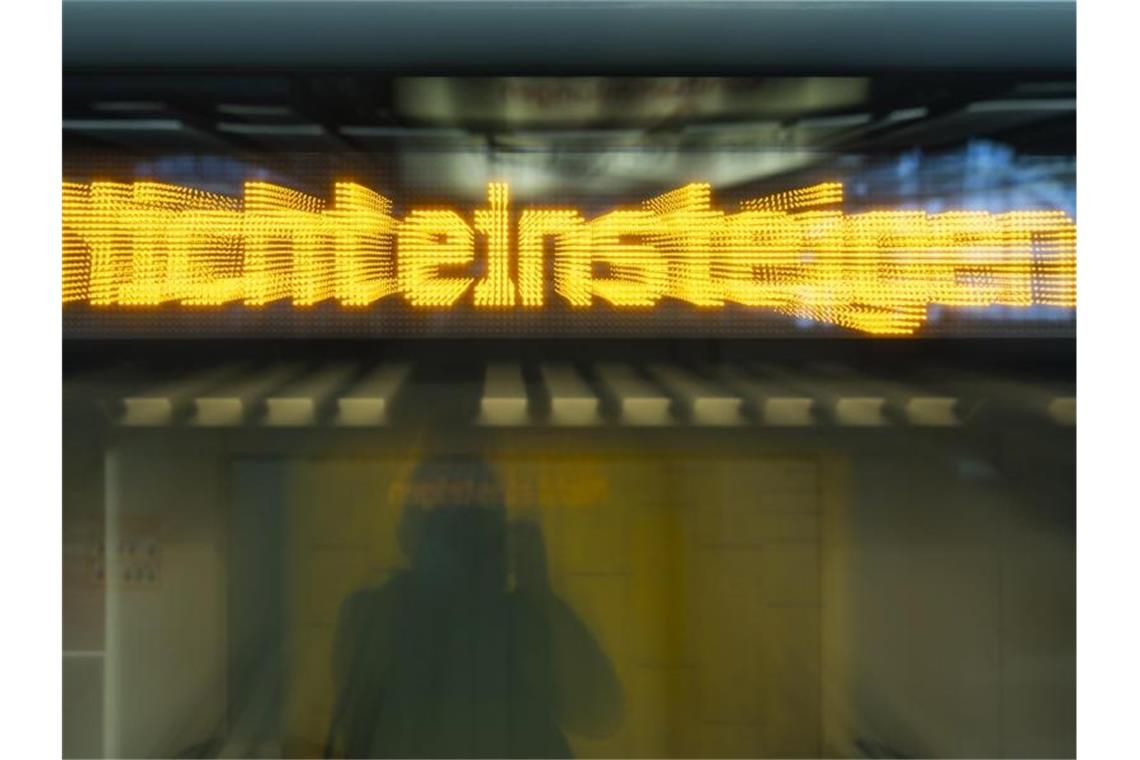 Bahnstreik sorgt zum Ende der Arbeitswoche für Ausfälle Ein Hinweis „nicht einsteigen“ ist an einem Zug zu sehen. Foto: Matthias Rietschel/dpa-Zentralbild/dpa
