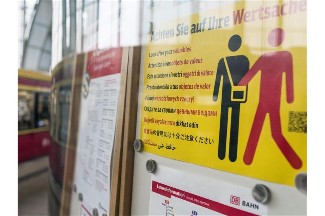 Ein Hinweisplakat warnt auf dem Bahnhof Alexanderplatz in mehreren Sprachen vor Taschendiebstahl. Foto: Christophe Gateau/dpa