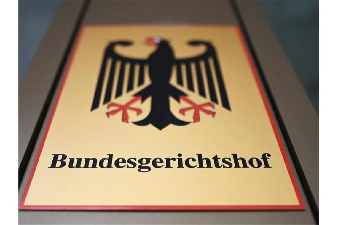 Ein Hinweisschild, auf dem der Bundesadler und der Schriftzug Bundesgerichtshof abgebildet ist. Foto: Uli Deck/dpa