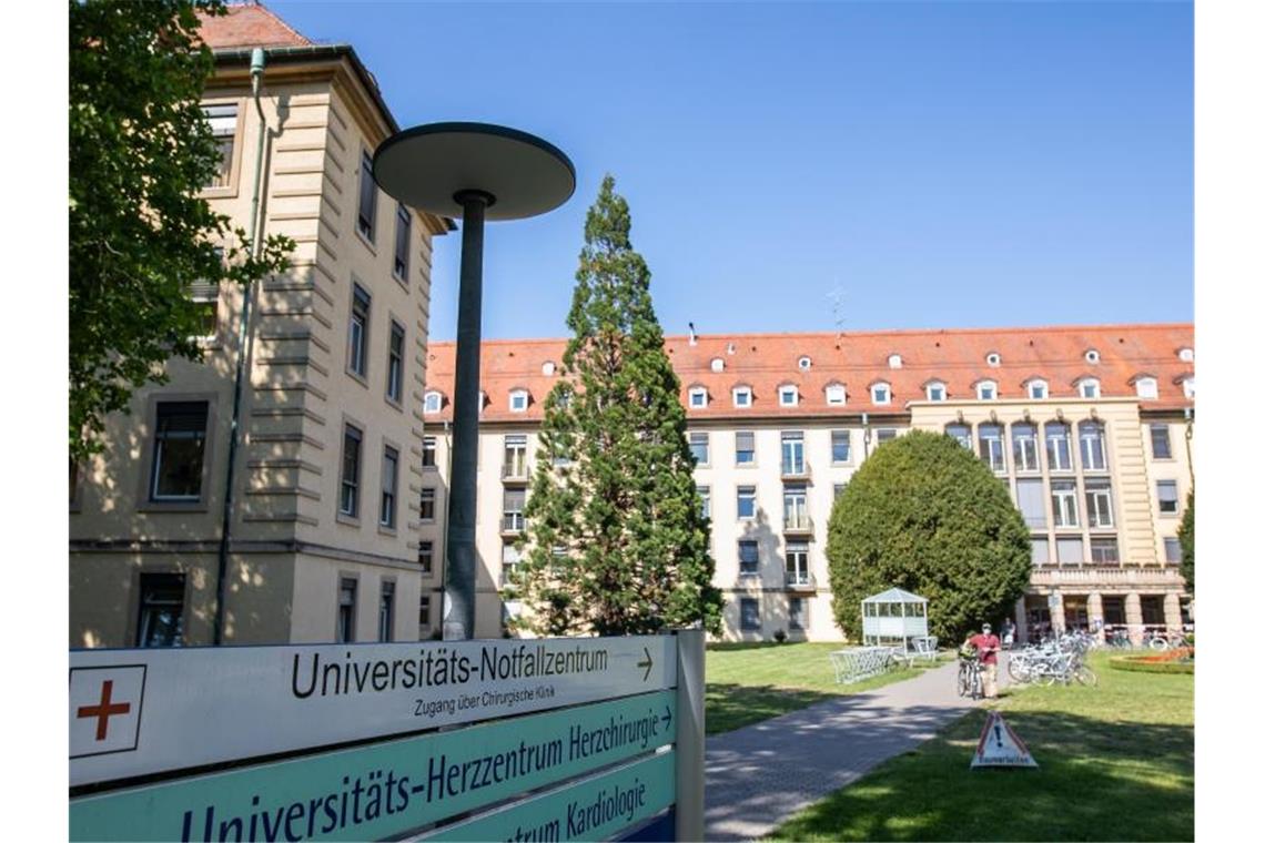 Ein Hinweisschild auf dem Gelände der Uniklinik Freiburg weist den Weg zum Universitäts-Notfallzentrum (UNZ). Foto: Philipp von Ditfurth/dpa/Archiv