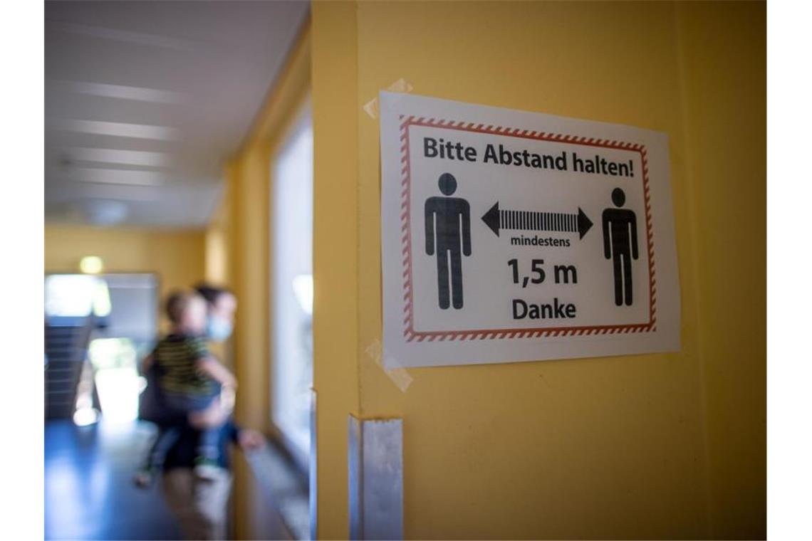 Ein Hinweisschild auf die Sicherheitsabstände hängt in einem Schulflur der Grundschule Lankow. Foto: Jens Büttner/dpa-Zentralbild/dpa
