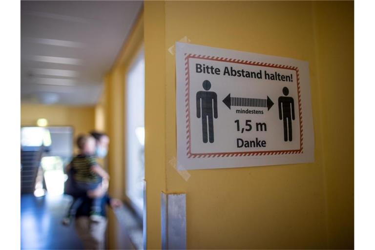 Ein Hinweisschild auf die Sicherheitsabstände hängt in einem Schulflur der Grundschule Lankow. Foto: Jens Büttner/dpa-Zentralbild/dpa