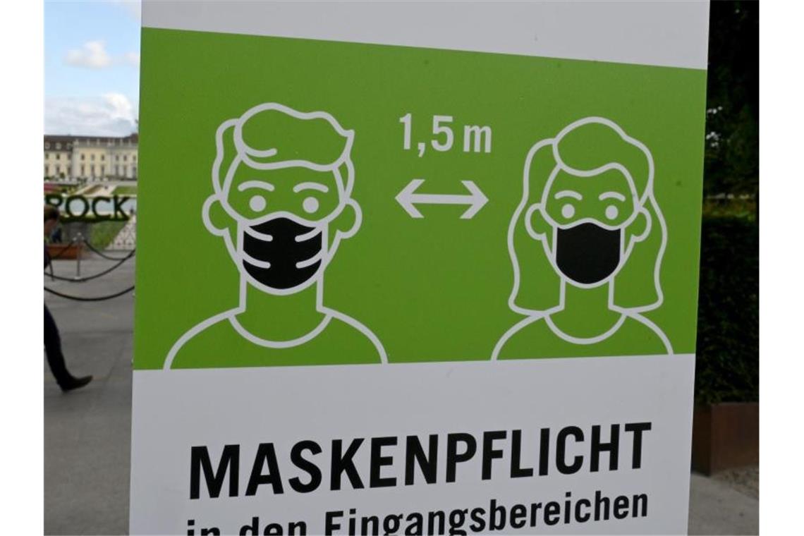 RKI: Inzidenz steigt weiter auf 72,1 Ein Hinweisschild fordert zum Tragen von Schutzmasken gegen das Coronavirus auf. Foto: Bernd Weißbrod/dpa