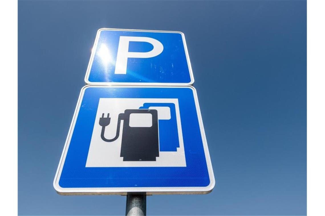 Ein Hinweisschild für Parkplätze mit Ladestationen für Elektroautos steht am Schnellladepark einer Autobahn-Raststätte. Foto: Robert Michael