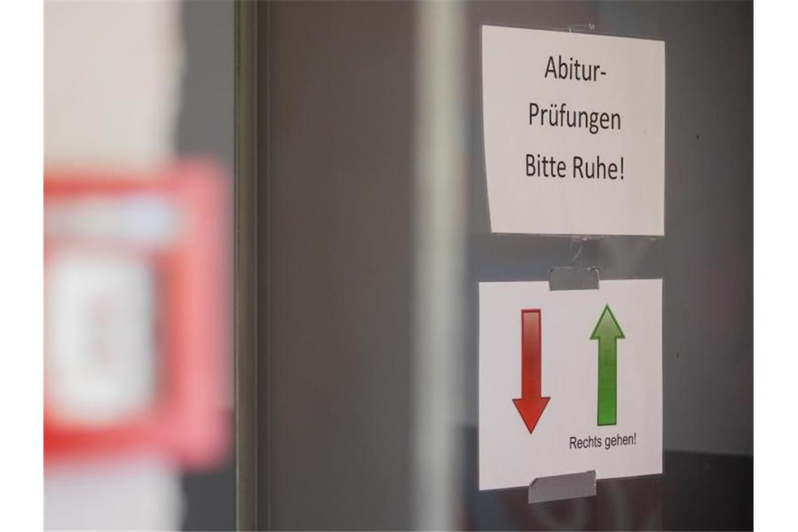 Ein Hinweisschild hängt in einem Gymnasium in Pulheim. Foto: Rolf Vennenbernd/dpa
