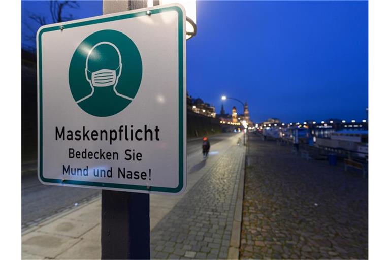 Ein Hinweisschild in Dresden erinnert an die Maskenpflicht. Foto: Robert Michael/dpa-Zentralbild/dpa