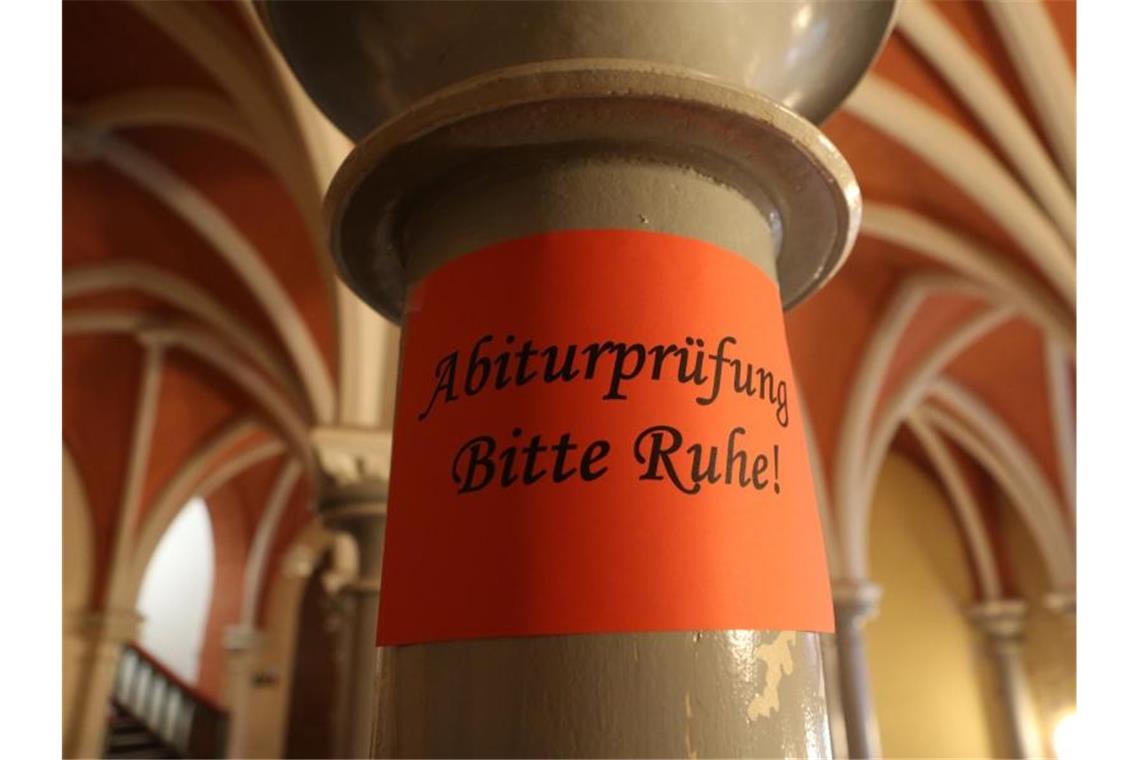 Erster Abiturjahrgang an den Gemeinschaftsschulen Ein Hinweisschild informiert über den beginn der schriftlichen Abiturprüfung. Foto: Matthias Bein/dpa-Zentralbild/dpa/Symbolbild