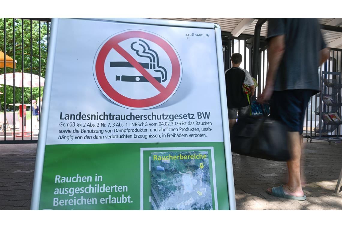 Ein Hinweisschild informiert vor einem Stuttgarter Freibad über das Inkrafttreten des neuen Nichtraucherschutzgesetzes.