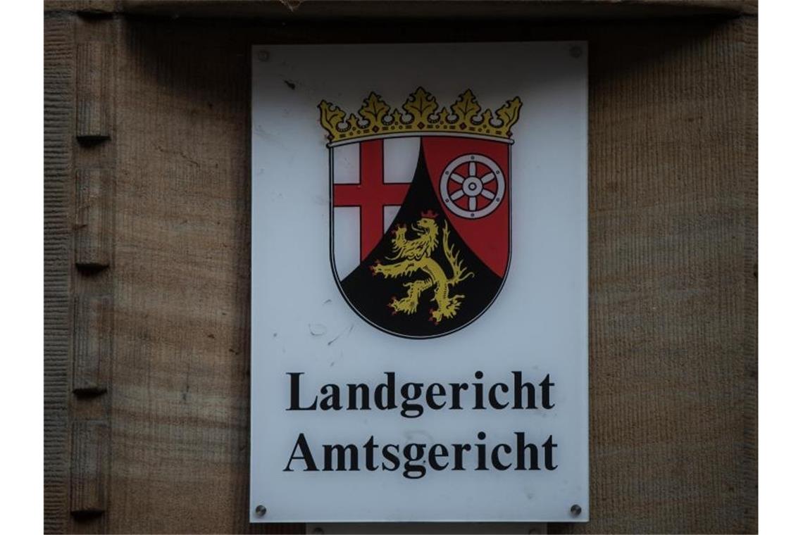 Ein Hinweisschild "Landgericht Amtsgericht". Foto: Andreas Arnold/Archivbild