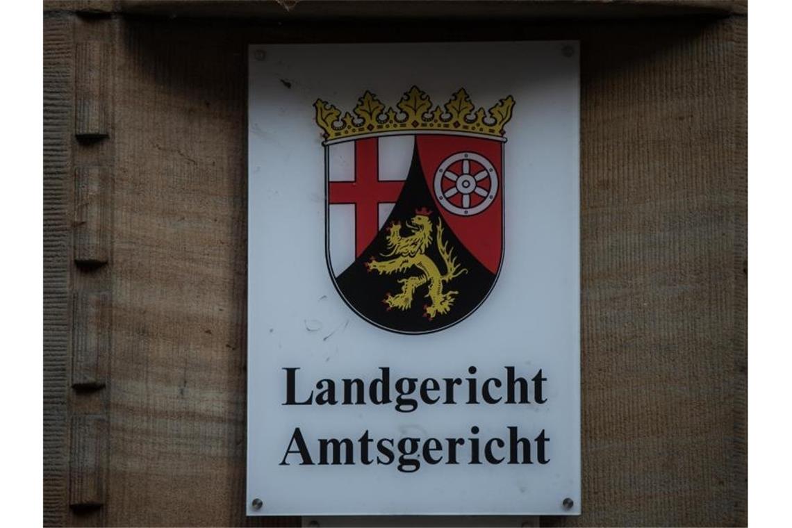 Verteidigung fordert Freispruch im Geldautomaten-Prozess Ein Hinweisschild "Landgericht Amtsgericht". Foto: Andreas Arnold/Archivbild