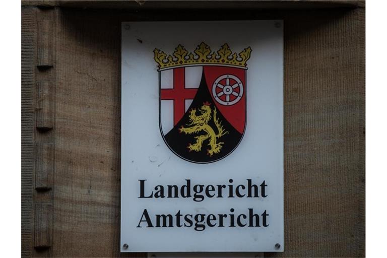 Ein Hinweisschild "Landgericht Amtsgericht". Foto: Andreas Arnold/Archivbild