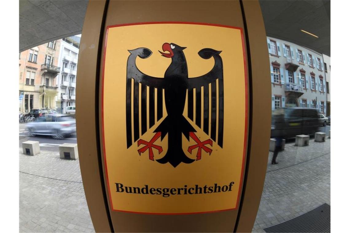 Ein Hinweisschild mit Bundesadler und dem Schriftzug „Bundesgerichtshof“. Foto: Uli Deck/Archivbild