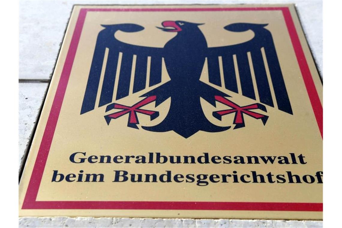 Ein Hinweisschild mit Bundesadler und dem Schriftzug „Generalbundesanwalt beim Bundesgerichtshof“. Foto: Uli Deck/dpa/Archivbild