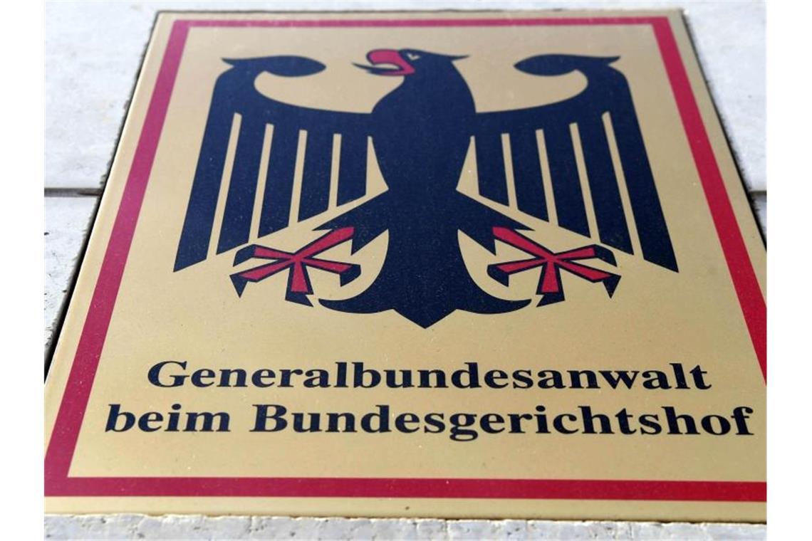 Ein Hinweisschild mit Bundesadler und dem Schriftzug "Generalbundesanwalt beim Bundesgerichtshof" in Karlsruhe. Foto: Uli Deck/dpa
