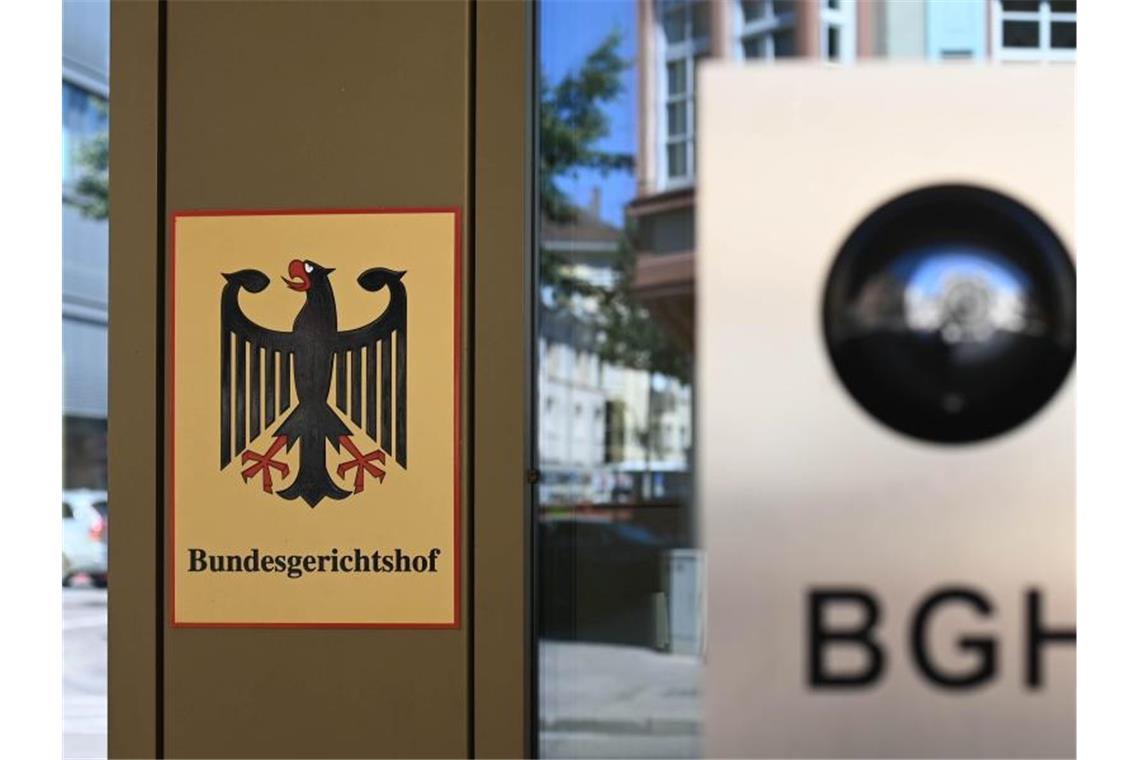 Erneut Verhandlung zu Diesel-Klagen gegen Daimler abgesagt Ein Hinweisschild mit Bundesadler und Schriftzug Bundesgerichtshof, aufgenommen beim Bundesgerichtshof (BGH). Foto: Uli Deck/dpa/Archivbild