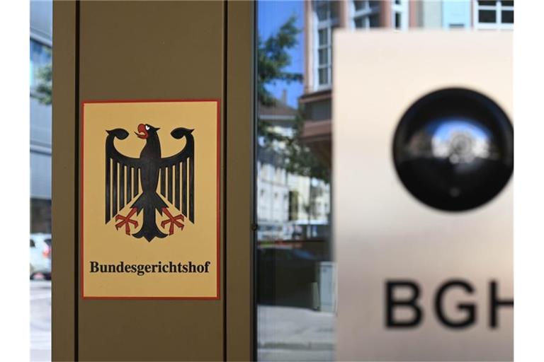 Ein Hinweisschild mit Bundesadler und Schriftzug Bundesgerichtshof, aufgenommen beim Bundesgerichtshof (BGH). Foto: Uli Deck/dpa/Archivbild