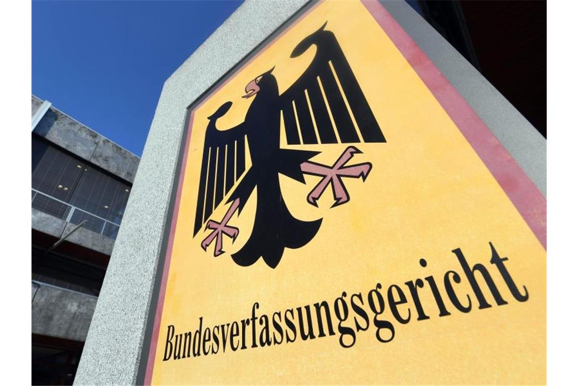 „Einzelraser“ im Straßenverkehr machen sich weiter strafbar Ein Hinweisschild mit Bundesadler und Schriftzug „Bundesverfassungsgericht“ hängt vor dem Bundesverfassungsgericht. Foto: Uli Deck/dpa