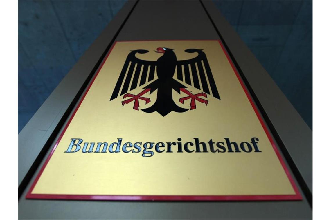 Ein Hinweisschild mit Bundesadler und Schriftzug „Bundesgerichtshof“ ist zu sehen. Foto: Uli Deck/dpa