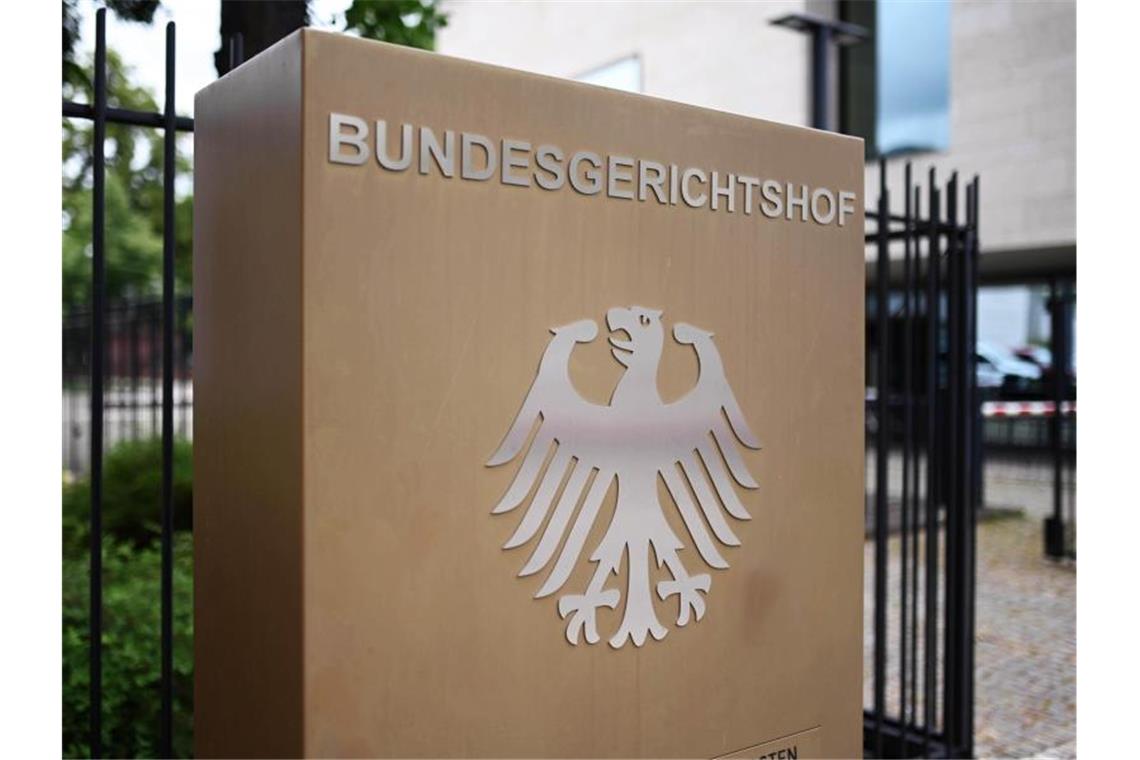 BGH vor Urteil zu Verbraucherrechten beim Treppenlift-Kauf Ein Hinweisschild mit dem Bundesadler und dem Schriftzug Bundesgerichtshof. Foto: Uli Deck/dpa/Symbolbild